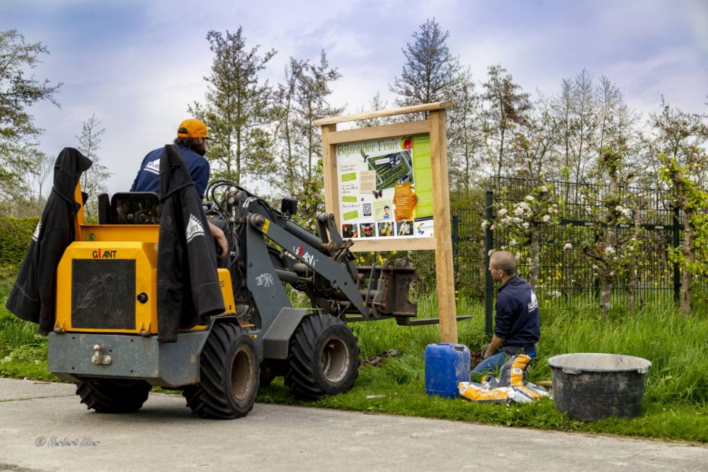 Plaatsing Infobord Fruit - Foto Herbert Ziher