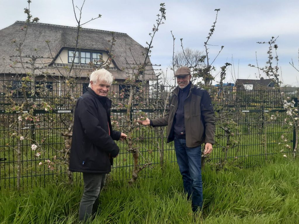 Nederlands Fruitnetwerk Marcel Rutten en Walter Den Hollander bij leifrutirekken 2021